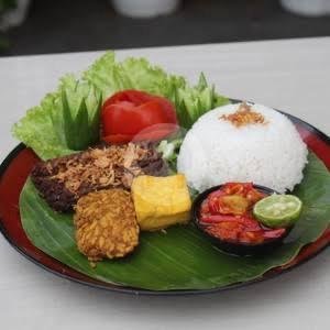 Review Rumah Makan Sangkan Betah: Pengalaman Makan Siang yang Memuaskan di Soreang Bandung