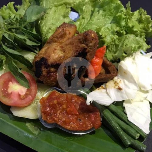 Nasi Ayam Goreng + Sambal + Lalapan menu Waroeng Jero Kampoeng, Cempaka