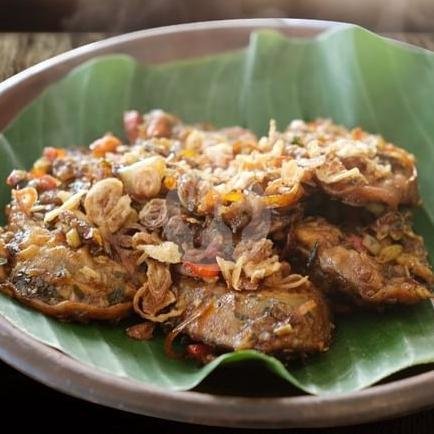 Dada / Paha Bakar + Lalapan Sambel Bawang menu Lombok Idjo, Menur