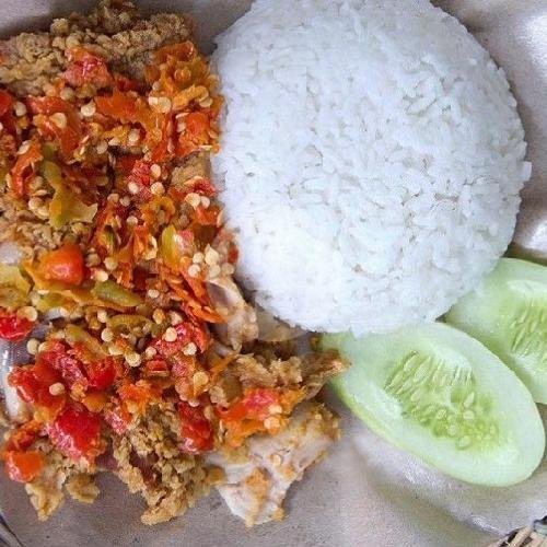 Nasi Ayam Geprek + Esteh menu Ayam Geprek Basmallah, Jalan Mastrip