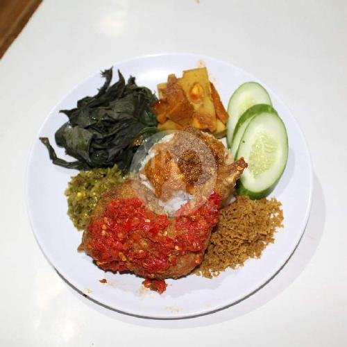 Nasi ayam goreng komplit +Free teh goyang(hangat/ dingin) menu Masakan Padang Pusako, Kebon Kawung 