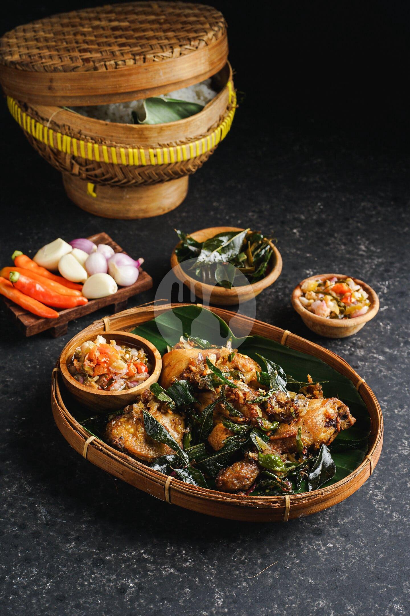 Ayam Goreng + Lalap + Sambel Idjo menu Lombok Idjo - Diponegoro - Ayam Goreng Spesial Lombok Ijo