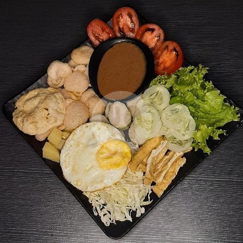 Gado Gado Telur Ceplok Bulan menu Gado Gado Legend, Pedurungan
