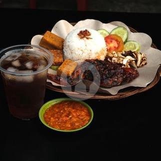 Paket 4 (Bebek Goreng, Nasi, Tahu, Tempe, Kol Goreng, Sweet Tea) menu Nasi Bebek Bakar Emosi, Dago