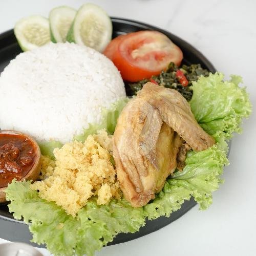 Ayam Goreng Serundeng Komplit menu Pawon Mbak Yuli, Hegarmanah
