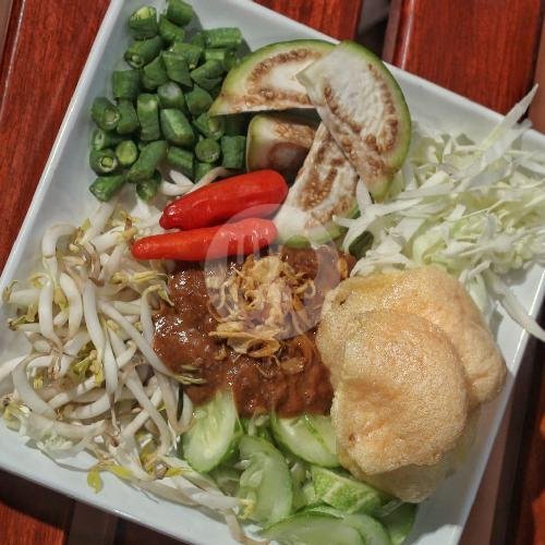 Karedok + Tahu menu Lotek Mutiara, Buahbatu