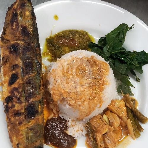 Nasi + Ayam Balado Cabe Hijau menu Nasi Padang Wa Uda, Surya Sumantri