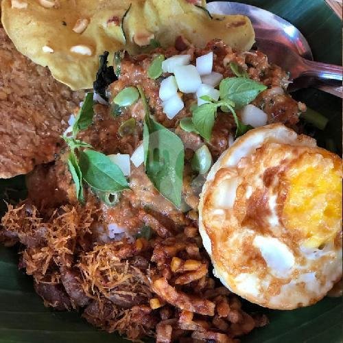 Nasi Pecel Madiun Mbak Harni: Nostalgia Rasa yang Menghangatkan Hati di Urip Sumoharjo
