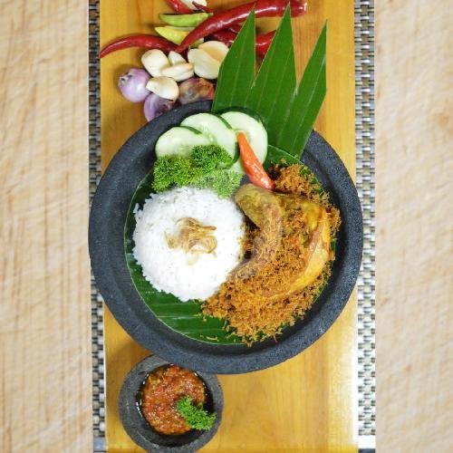Ayam Goreng Dada Serundeng menu Ayam Bakar Pak Gembul Juoosnya Bumbu Rujak, Colomadu