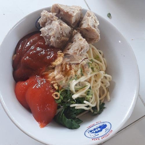 Mie Baso Atra: Kenangan Manis dalam Setiap Suapan Bakso Jumbo di Moch Hatta