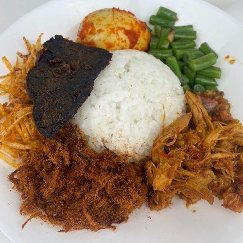 Nasi Campur Khas Makassar (Ayam  Suwir) menu Kudapan Nyonya Ann, Tubagus Ismail