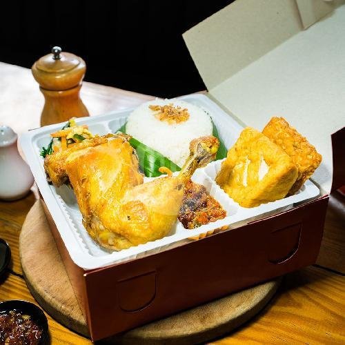 Nasi Kotak Ayam Goreng Bumbu Kuning menu Catniphora Cafe, Banjarsari