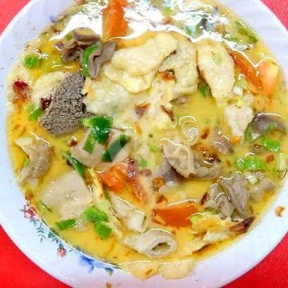 Kerupuk Putih menu Sop Kaki Kambing Tiga Saudara, Jatiwarna
