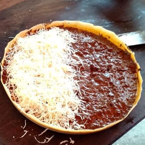 1/2 Chocolate Crunchy + 1/2 Keju menu Martabak Bandung 96 Prasetiyo, Kebayoran Lama