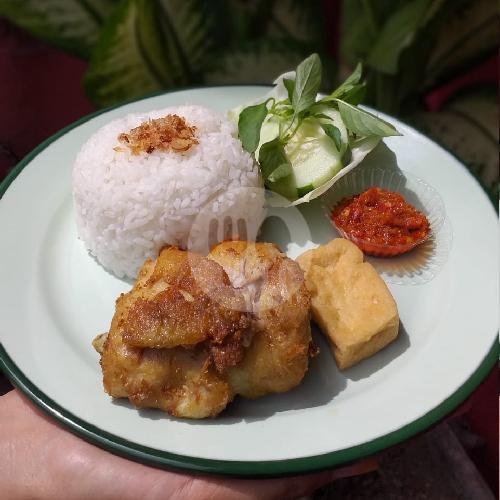 Nasi Ayam Biasa (Bungkus Kertas Nasinya Lebih Banyak) menu Ayam Geprak Mak Sunah, Mangu Harjo