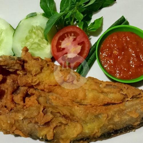 Dada / Paha Goreng + Lalapan menu Rumah Makan Raos, Bagawan Tabari