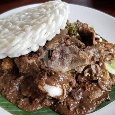 Lontong Rujak Cingur menu Mpok Mina Tradisional, Kedungkandang