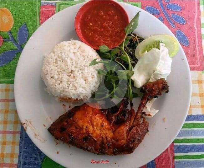 Nasi Uduk / Putih Ayam Goreng menu Lesehan Nasi Uduk Dan Penyetan Barokah, KH Muhdi