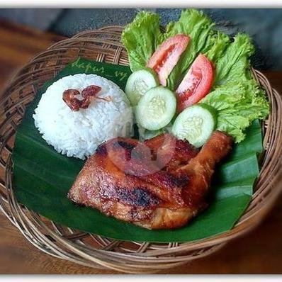 Paket Tepong Kremes menu Ayam Bakar dan Goreng Kremes Tata, Laweyan