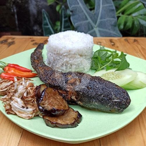 Paket Nasi Kepala Ayam Goreng/Penyet + Teh menu Lesehan Bu Heri, Krapyak Sleman