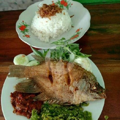 Ikan Gurame Goreng Tanpa Nasi + Sambel Merah + Sambel Ijo + Lalapan menu Ayam Bakar 77 Bang Jenggot