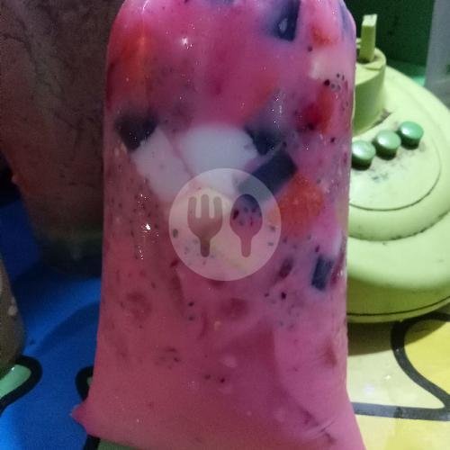 Jus Strawberry menu Fruit n Co (Jus, Sop, & Salad Buah), Menganti