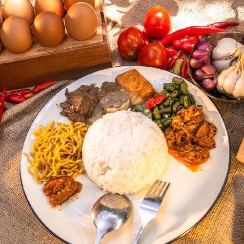 Nasi Krengsengan Daging menu Nasi Campur Surabaya Bu Ari, Klampis Anom