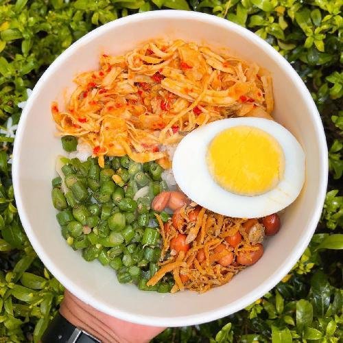 Nasi Lemak Rica Ayam Kemangi menu Nasi Lemak 295, Seturan