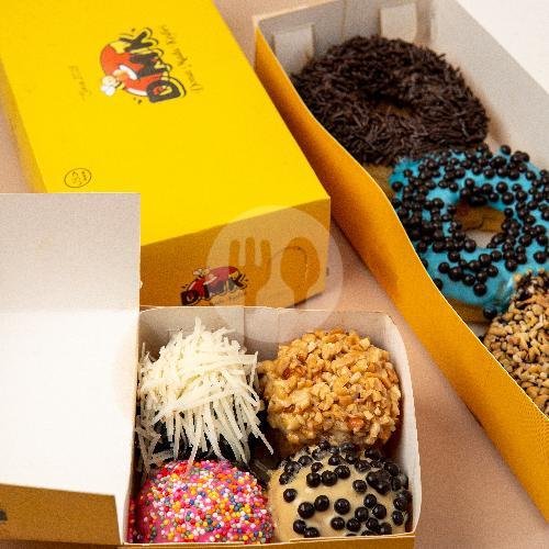 Paket Babydon Isi 24 : ( Chocolate, Tiramisu, Cappucino, Vanila, Strowbery, Blueberry, Banana, Greentea, Taro, Redvelvet, Gula Halus ) menu DMK Donat Madu Kediri, Mojoroto