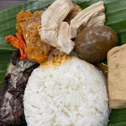 Nasi Gudeg Sambel Goreng Tahu Telor menu Warung Gudeg Yogya dan Ayam Kremes Mbak Tipuk, Jebres