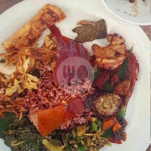 Babi Guling Spesial Dengan Nasi Merah menu Babi Guling Bli Kadek, Jebres