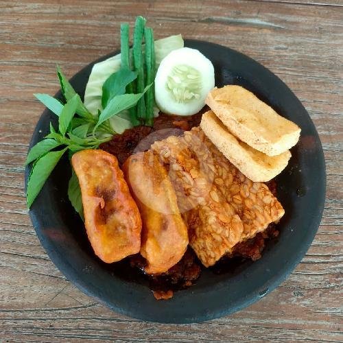 Empal Gokar, Tahu, Tempe, Terung Penyet menu Ayam Goreng Bakar Gokar Kencana, Mulyorejo