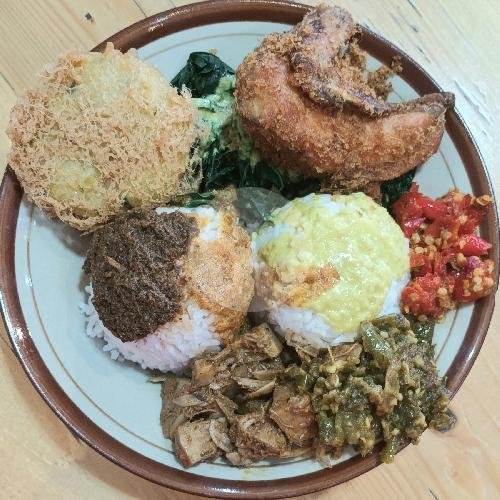 Ayam Goreng Sayur Lengkap menu Ampera Murni Sekarpuro, Sekarpuro Raya