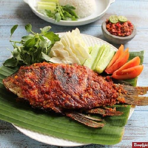 Ayam Goreng menu Ayam Goreng & Ikan Bakar, Pacitan Jati Makmur