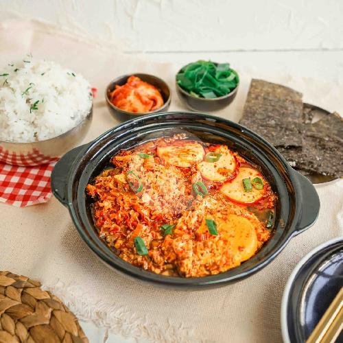 Yuteon Korean Street Food: Pengalaman Kuliner Korea Otentik di Wiyung