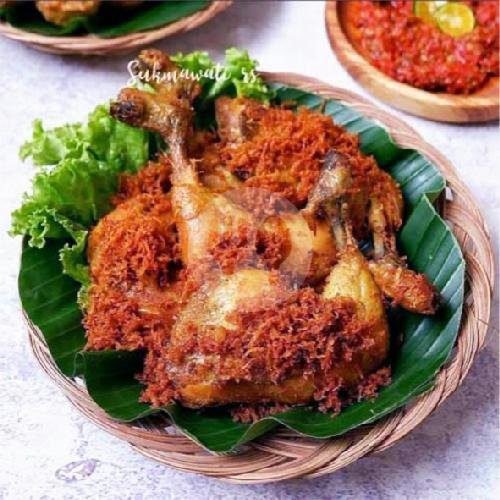 Komplit B (Nasi Ayam Srundeng+lalapan+sambel+es Teh) menu Ayam Srundeng Kedai Mbak Mur - Tegal Selatan