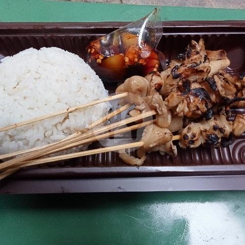 Lontong menu Sate Jamur Tiram Mas Ali, Kudaile Slawi