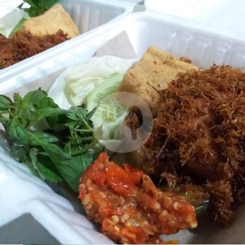 Nasi Putih menu Ayam Laos Maknyuus, Kedungkandang