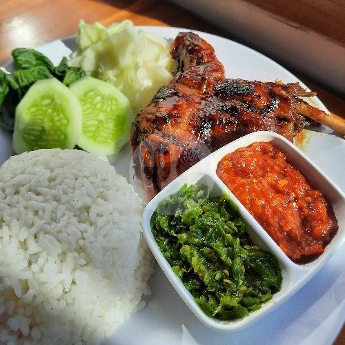 Ayam Bakar Dada menu Pondok Lumpang, Giri