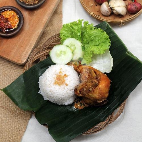 Ayam Goreng menu Warung Makan Pak Untung, Baki