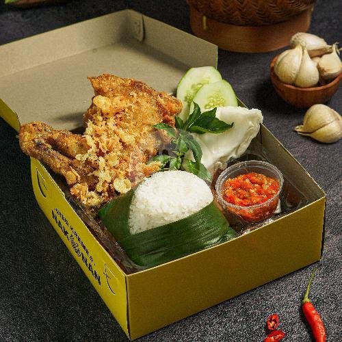 Nasi Box + Ayam + Tempe menu Ayam Goreng Kremes Nak Nan, Nogososro