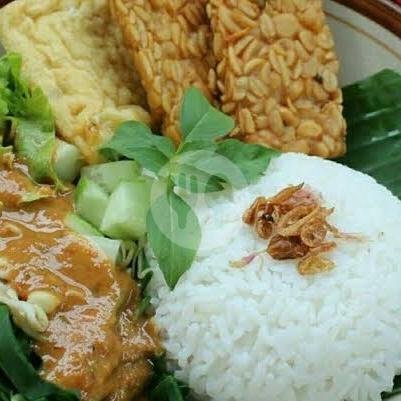Ayam Goreng menu Nasi Pecel Premium, Tenggilis Mejoyo