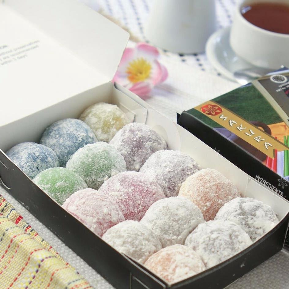 Premium Medium Box Isi 12 Pcs (Tidak Bisa Pilih Rasa) menu Mochi Sakura, Plaza Ambarukmo