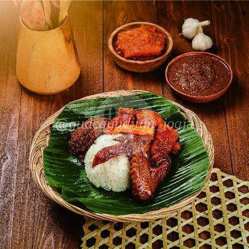 Nasi Gudeg Krecek Telur Sayap menu Gudeg Yu Djum, Mbarek