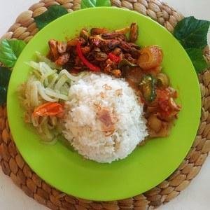 Nasi Kerang+Orek Kering+Gorengan+Sambal menu Warteg Bejo 24jam Jl Kemang 1b