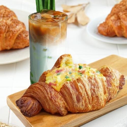 Smooked Beef And Cheese Croissant Sandwich With Coffee Selection menu Le Papito, Palagan Tentara Pelajar