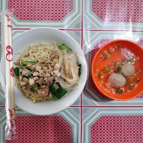Kwetiaw Ayam Pangsit menu Bakmi Ayam Fredy