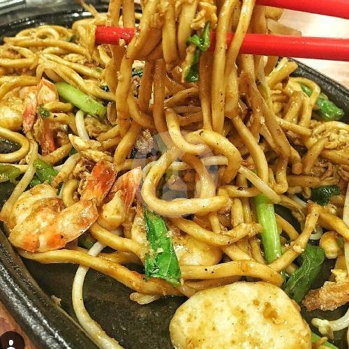 Paket Ayam Bakar Pedas Dan Es Teh Manis menu Nasi Goreng dan Ayam Bakar Cafe Oren, Tanah Abang