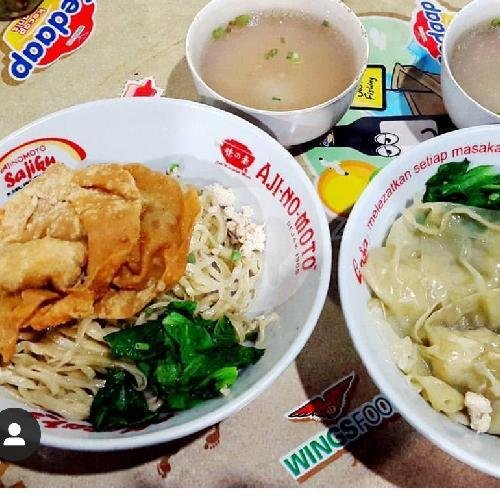 Emplek Telur menu Tahu Pong dan Mie Keriting, Brumbungan