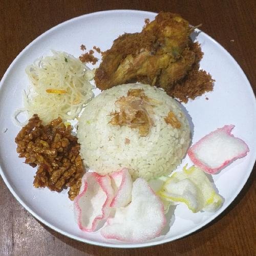 Kerupuk Kemplang menu Nasi Kuning Dan Nasi Uduk Bu Onah, Tubagus Ismail